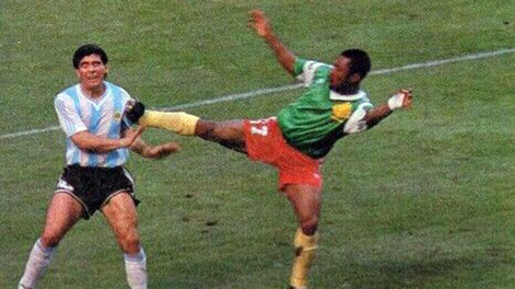 Argentina vs. Camerún, en 1990. El día que los africanos le ganaron a la Selección nacional y le pegaron mucho a Maradona.
