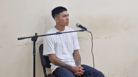 El joven llegó en libertad a Tribunales y se retiró esposado y con custodia policial.