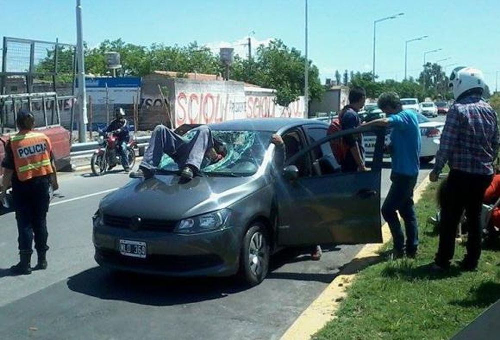 Acabó dentro de un auto y se salvó