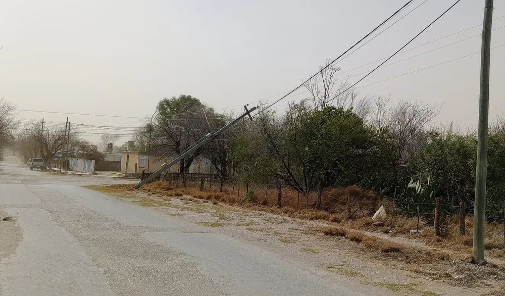 Los fuertes vientos, que han alcanzado ráfagas de más de 70 km/h, han causado estragos en la infraestructura local. Se han reportado postes de electricidad caídos. Foto:infovallefertil
