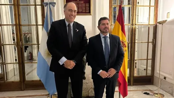 El embajador argentino en España y Marcelo Orrego.