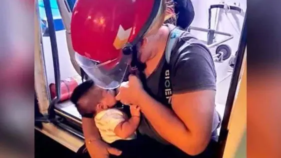 Hace una pausa combatiendo un incendio para amamantar a su bebé