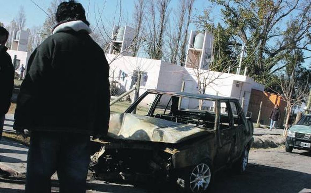 Chocó contra un poste y se le incendió el auto