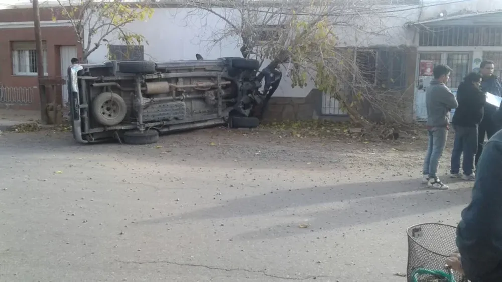 Terrible vuelco de una camioneta en medio de una situación confusa