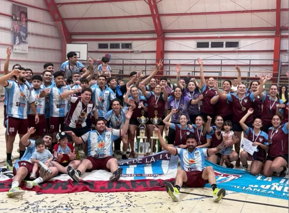 Lechuzos. Los planteles masculino y femenino de Atlético Alianza se coronaron como los mejores del hándbol en San Juan.