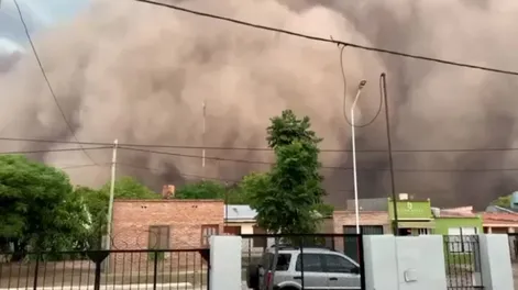 En medio de la sequía, una impresionante tormenta de tierra cubrió por completo a un pueblo