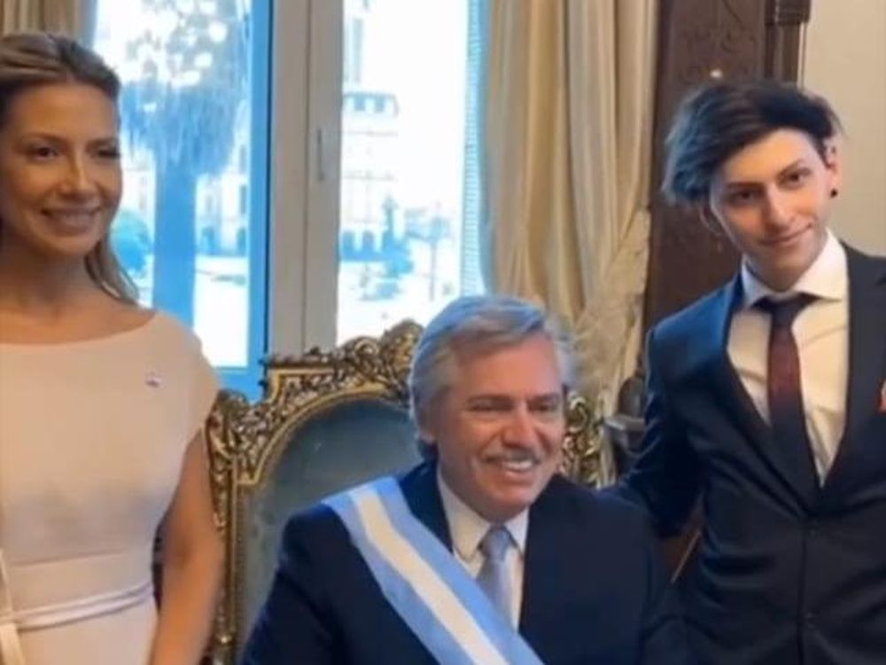 La foto de Fernández en el Sillón de Rivadavia, acompañado por su familia