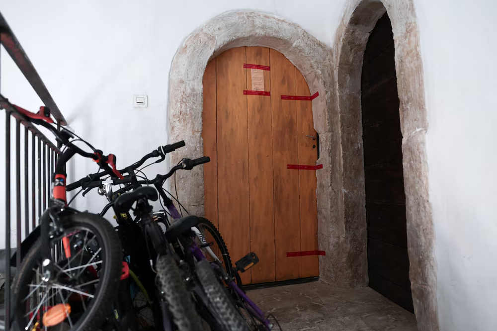 Sellos policiales en la puerta de un departamento en Orange, Francia, donde fueron hallados los cuerpos de cinco recién nacidos guardados en cajas de cartón (28 de julio de 2026, Thibaud Moritz/AFP).
