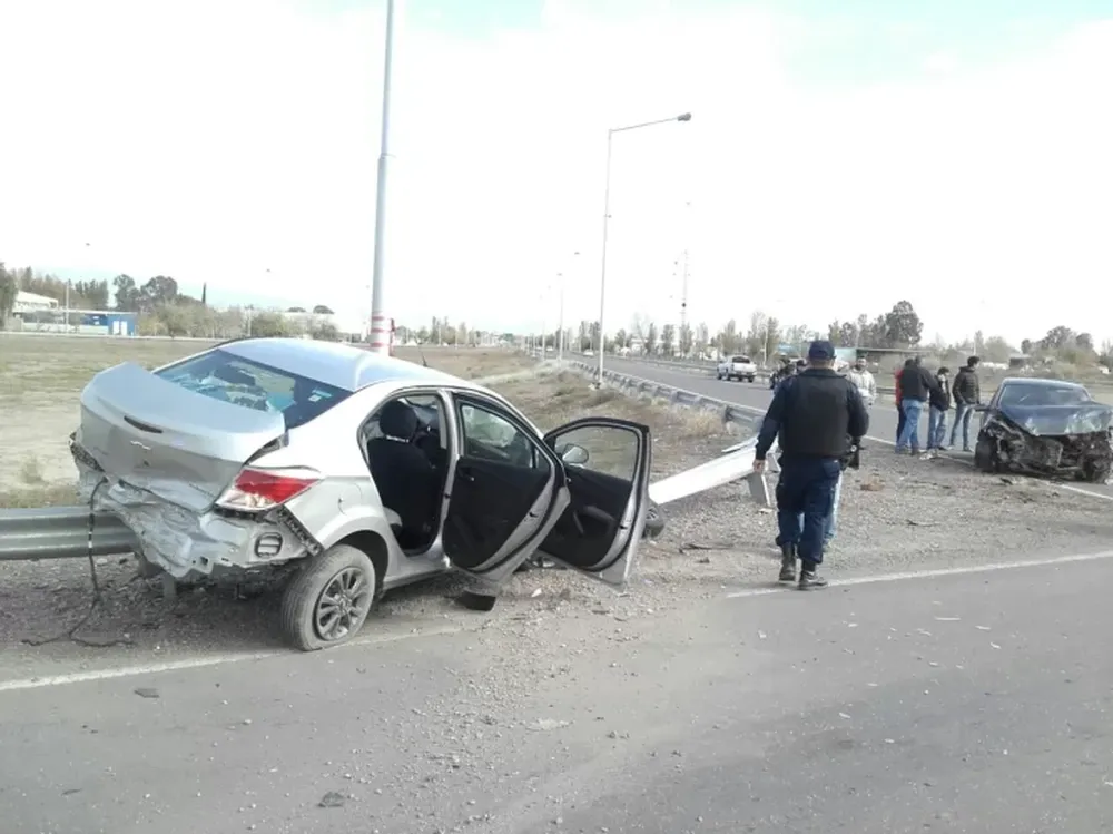 Chocó con otro auto y terminó montado sobre el guardarrail