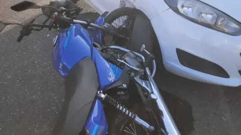 Un motociclista fue hospitalizado después de chocar con un auto en un peligroso cruce