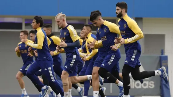 Práctica de fútbol y Advíncula cerca