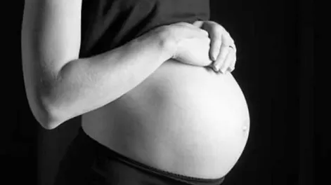 Le prestó el vientre a su hijo gay