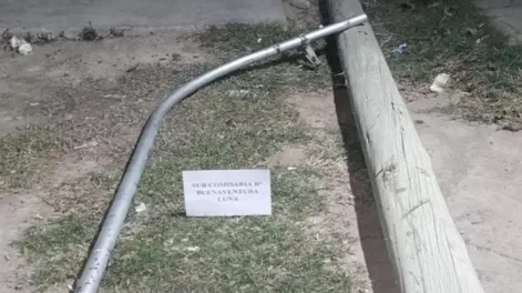 Insólito: cortaron un poste de energía eléctrica con una motosierra en Pocito