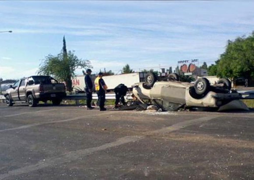 Chocó y provocó un vuelco: 3 heridos