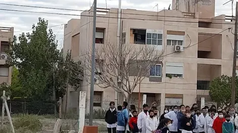 Un alumno de 13 años llamó al 911 e hizo una falsa amenaza de bomba en su escuela