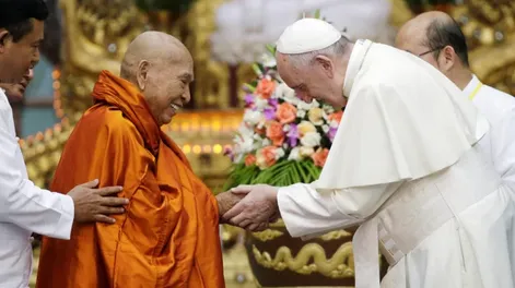 Francisco celebró una multitudinaria misa ante más de 150 mil personas en Myanmar