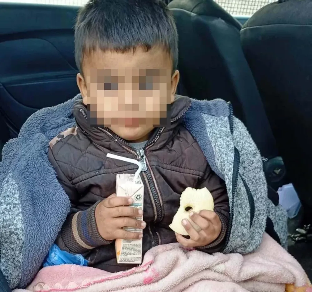 La policía encontró a un niño solo, llorando, a casi 10 cuadras de su casa: la madre no había notado su ausencia