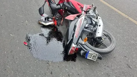 Una moto chocó contra un auto en Benavídez y Callejón Flores: hay dos heridos graves