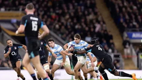 Acción. Juan Cruz Mallía terminó roto ante los ingleses con una seria lesión.