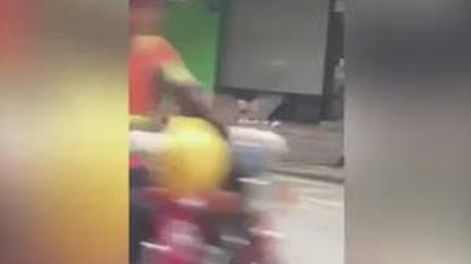 Video: no aguantaron y tuvieron sexo en la vereda
