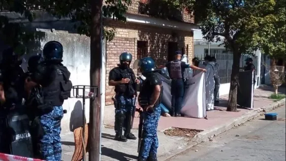 Asesinan a golpes a una mujer y por el crimen detienen a un hombre y a su hijo