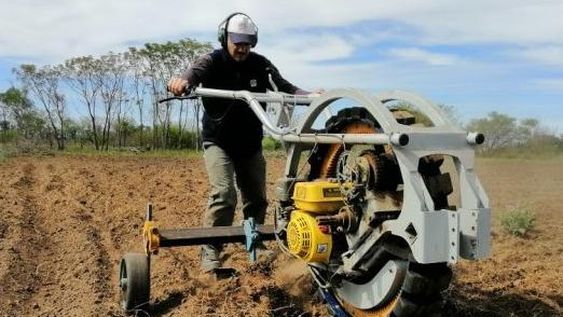 El tractor multipropósito Chango para los agricultores familiares
