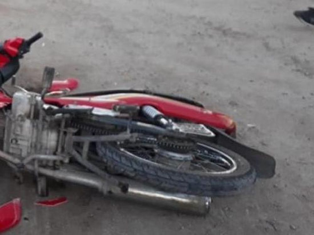 Perdió el control de su moto y chocó contra un pilar: sufrió importantes heridas