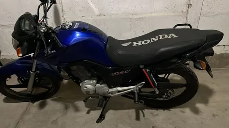 Llevaban empujando una moto robada, los sorprende la policía y se fugan