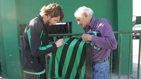 Diario de Cuyo | Feliz. Matías Borgogno le regaló sus guantes y Kelo explotó de felicidad ante la sorpresa.