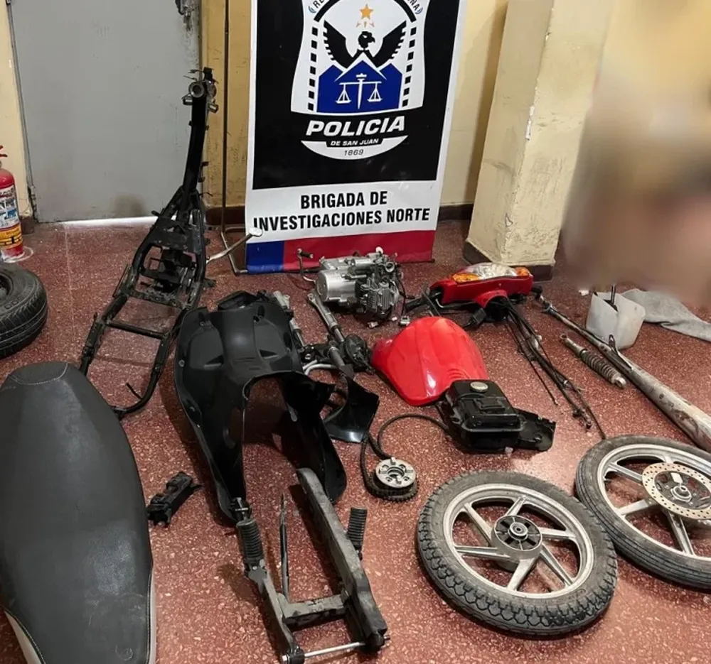 Detuvieron a una pareja acusada de robar una moto en pleno centro