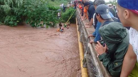 Desesperante rescate de 7 personas arrastradas por la crecida de un río en Tucumán