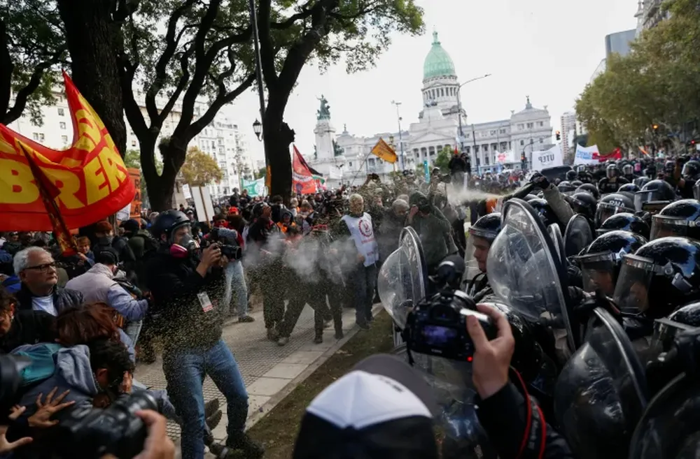 MARCHA Y VIOLENCIA. Tras el fracaso de la sesión, hubo fuertes enfrentamientos de organizaciones sociales con fuerzas de seguridad en la marcha de jubilados.