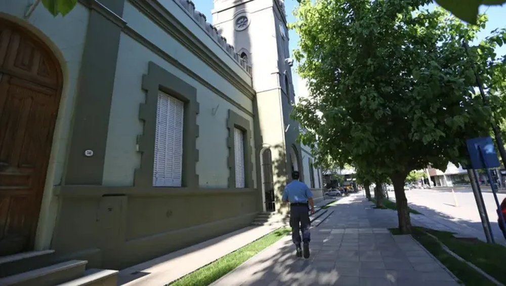 El superñoqui estatal: se fue del país y seguía cobrando el sueldo