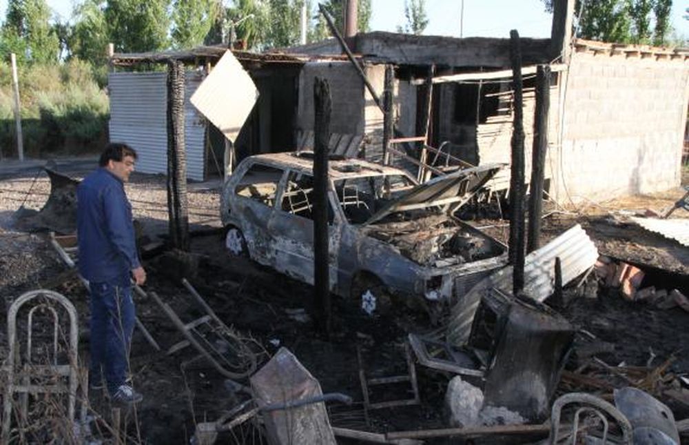 Misterioso incendio del auto y la vivienda de un policía