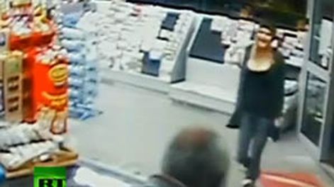 En Australia, una voluptuosa mujer robó mientras sonreía