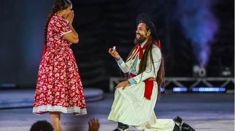 Un bailarín le propuso casamiento a su novia en el escenario de Cosquín