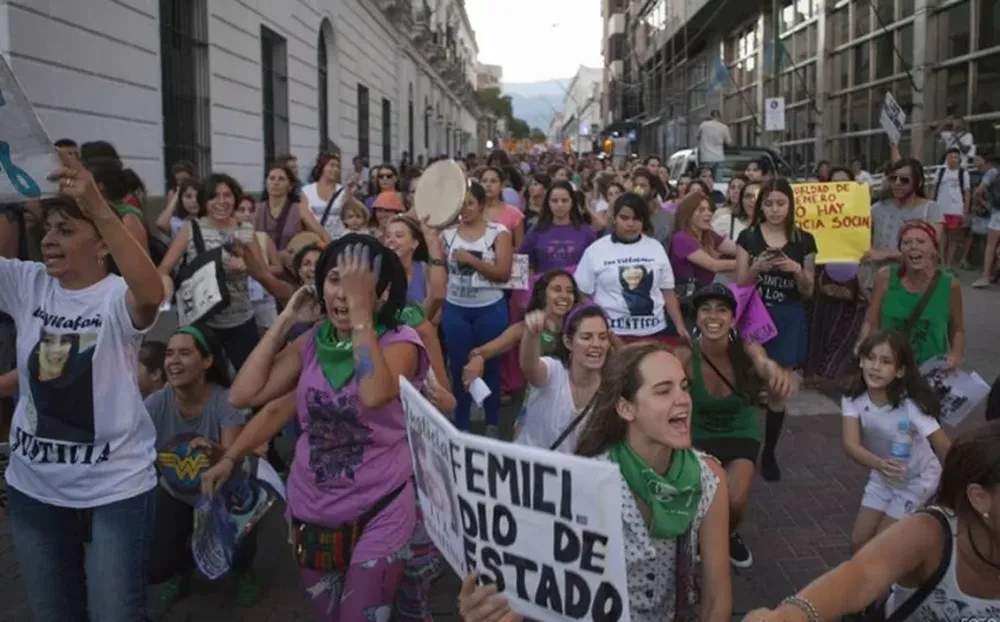 Asfixian y prenden fuego a una joven: su novio se entregó a la policía local