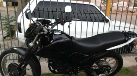 Aprovecharon que habían vuelto del hospital y que el pitbull quedó encerrado, para robarles una moto