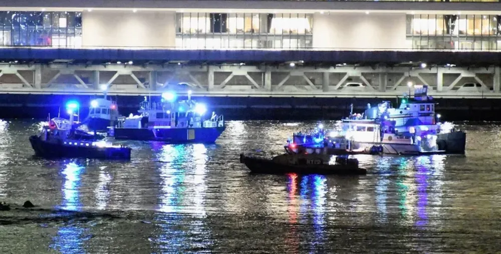 Cinco personas murieron tras la caída de un helicóptero en el East River de Nueva York
