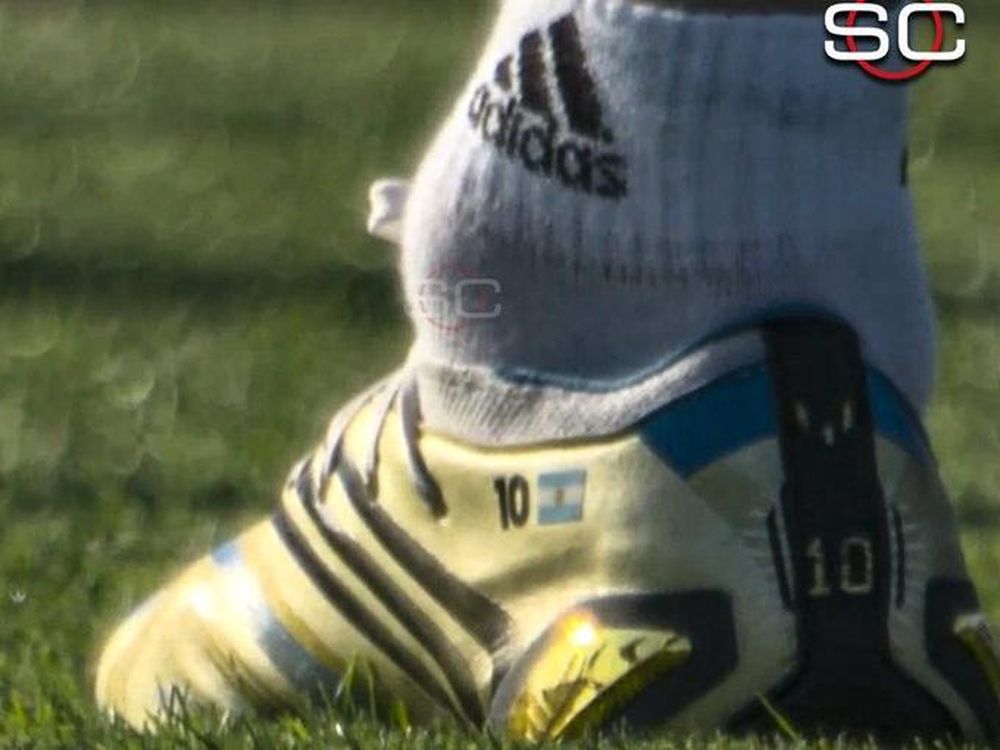 Una foto de Messi con el “tobillo hinchado” generó preocupación a horas del debut