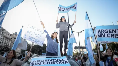 Otro fuerte reclamo popular contra el Gobierno copó la Plaza y el Obelisco