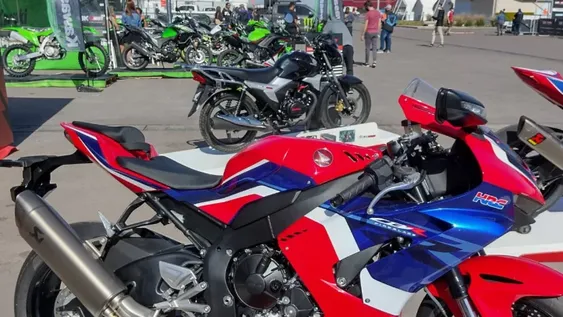 El paddock, esa zona concurrida y colorida