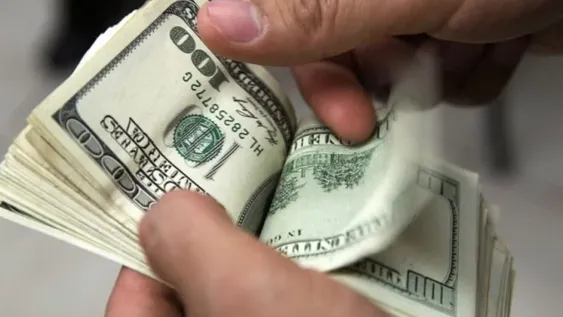 Otra vez el dólar sube y a mitad de jornada se ubica a $ 27,82
