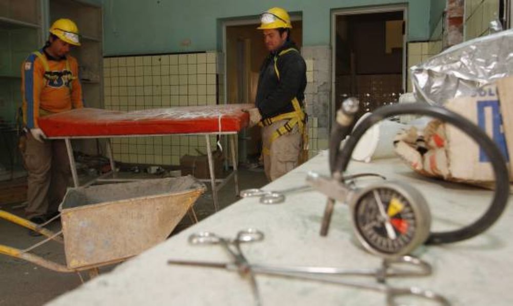 Demuelen el edificio donde se gestó el Hospital Rawson