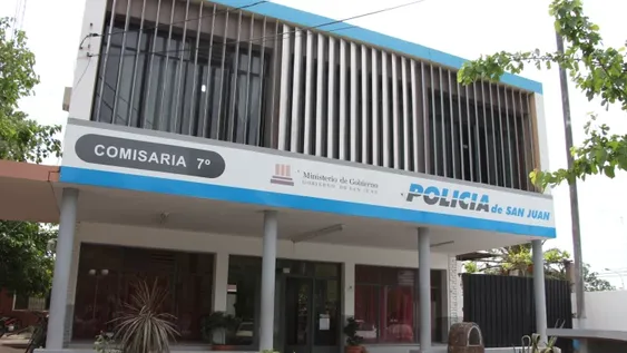 Una joven perdió el control de su auto, impactó contra un árbol y terminó con serias heridas