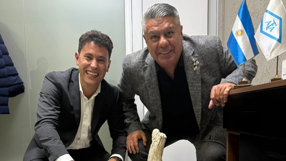 Jorge Chica y Claudio Chiqui Tapia junto con la imagen de la Difunta Correa que acompañará a la Selección en el Mundial 2026.
