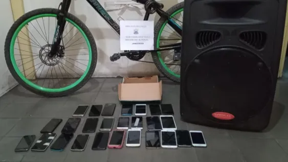 Cayó con 25 celulares robados