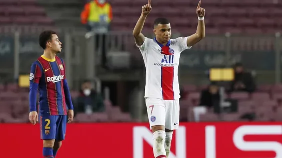 Triplete de Mbappé y goleada del PSG sobre el Barcelona en la ida