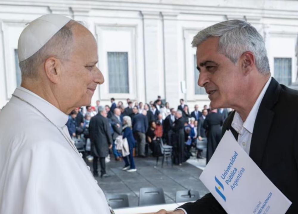 El rector de la Universidad Nacional de Rosario le entregó al papa León XIV una carta con duras críticas al Gobierno.