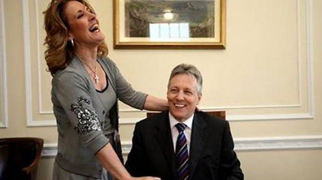 Renuncia la esposa infiel de un gobernante europeo